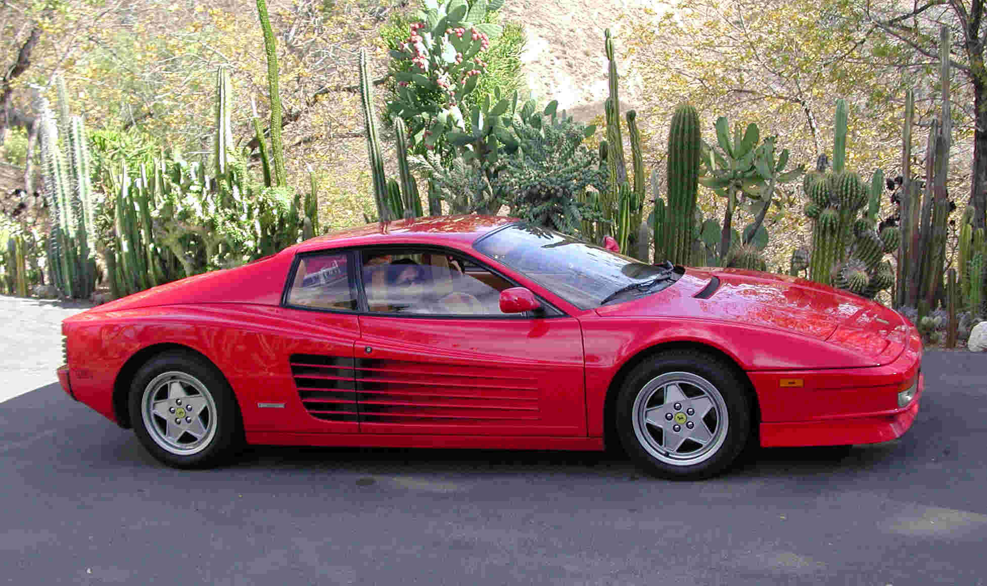 ferrari-testarossa.jpg